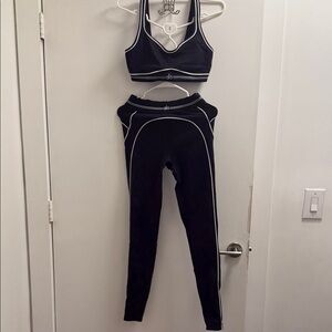 ALO Yoga Black and White Sports Bra and Leggings Size Small Excelent Condition.